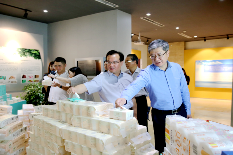 2019年 5月22日，时任浙江省社会组织综合党委专职副书记、省民政厅社会组织治理局局长蔡国华光临腾博官网诚信为本纸业调研企业发展情况和党建工作