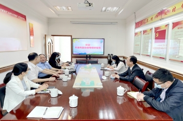 平湖市政协主席何健光临腾博官网诚信为本纸业全资子公司平湖景包调研走访