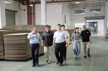 平湖市委常委、副市长张斌光临腾博官网诚信为本纸业全资子公司平湖景包调研残疾人就业工作