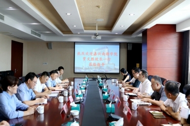 嘉兴南湖学院党委副书记、校长贾文胜一行光临腾博官网诚信为本纸业调研互换