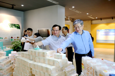 2019年 5月22日，时任浙江省社会组织综合党委专职副书记、省民政厅社会组织治理局局长蔡国华光临腾博官网诚信为本纸业调研企业发展情况和党建工作