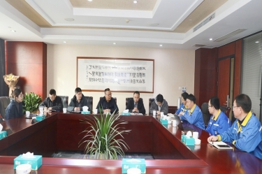 平湖市副市长管立松一行光临腾博官网诚信为本纸业慰问高端人才